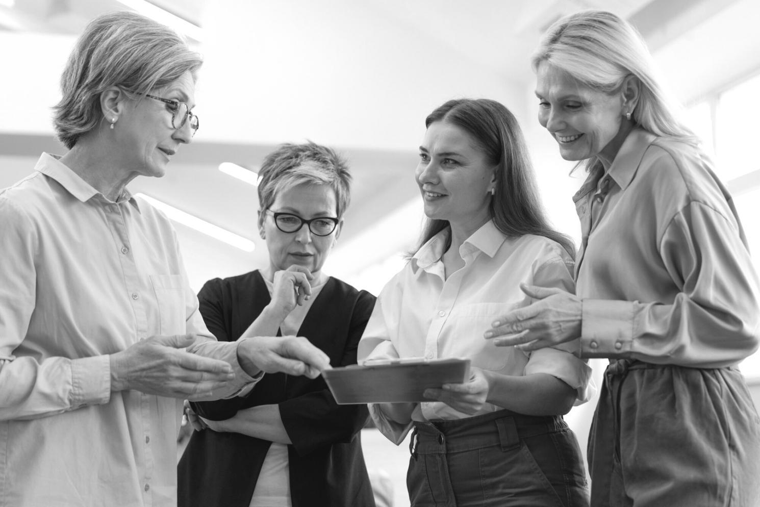 Finanzanalyst bei der Arbeit mit Charts und Daten